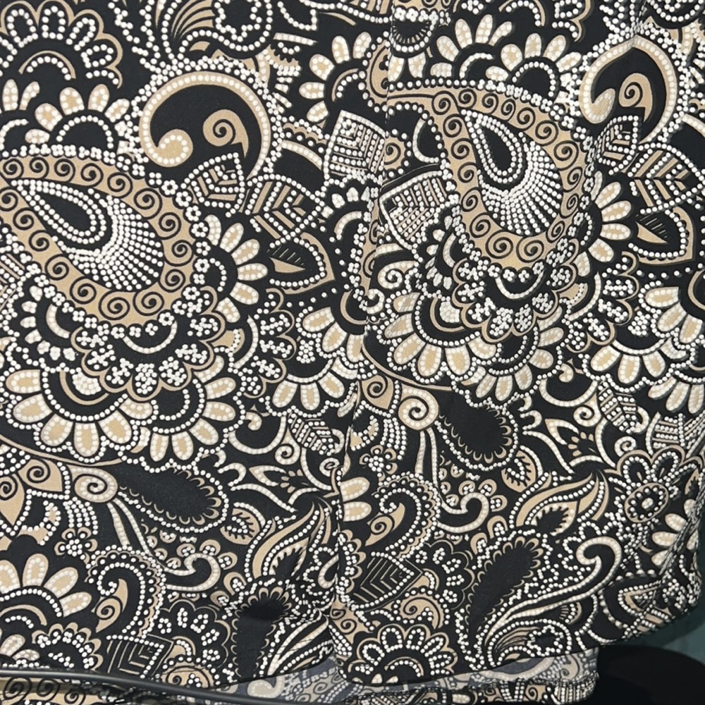 Woman’s blouse - Picture 3 of 3